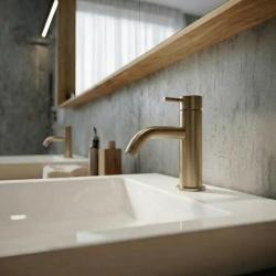 Waterevolution Flow low washbasin faucet incl. click plug brushed brass T110LE