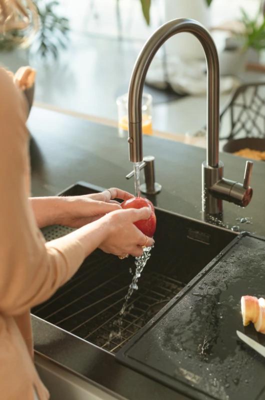 Franke Kitchen tap Eos Neo with spout pull-out spray head pvd gun metal 115.0628.256