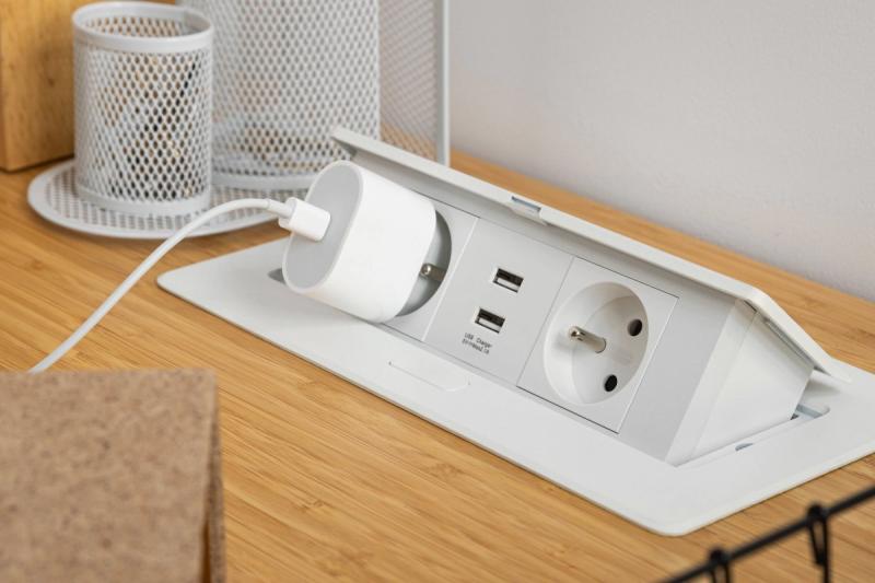 Zachte uitschuifbare stopcontactmodule.