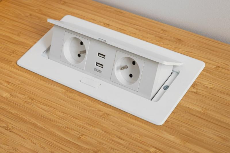 Zachte uitschuifbare stopcontactmodule.