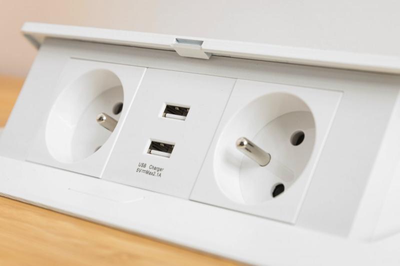 Zachte uitschuifbare stopcontactmodule.