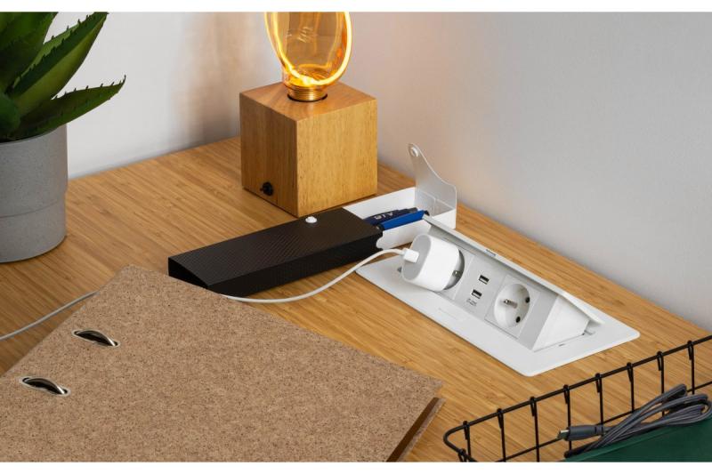 Zachte uitschuifbare stopcontactmodule.