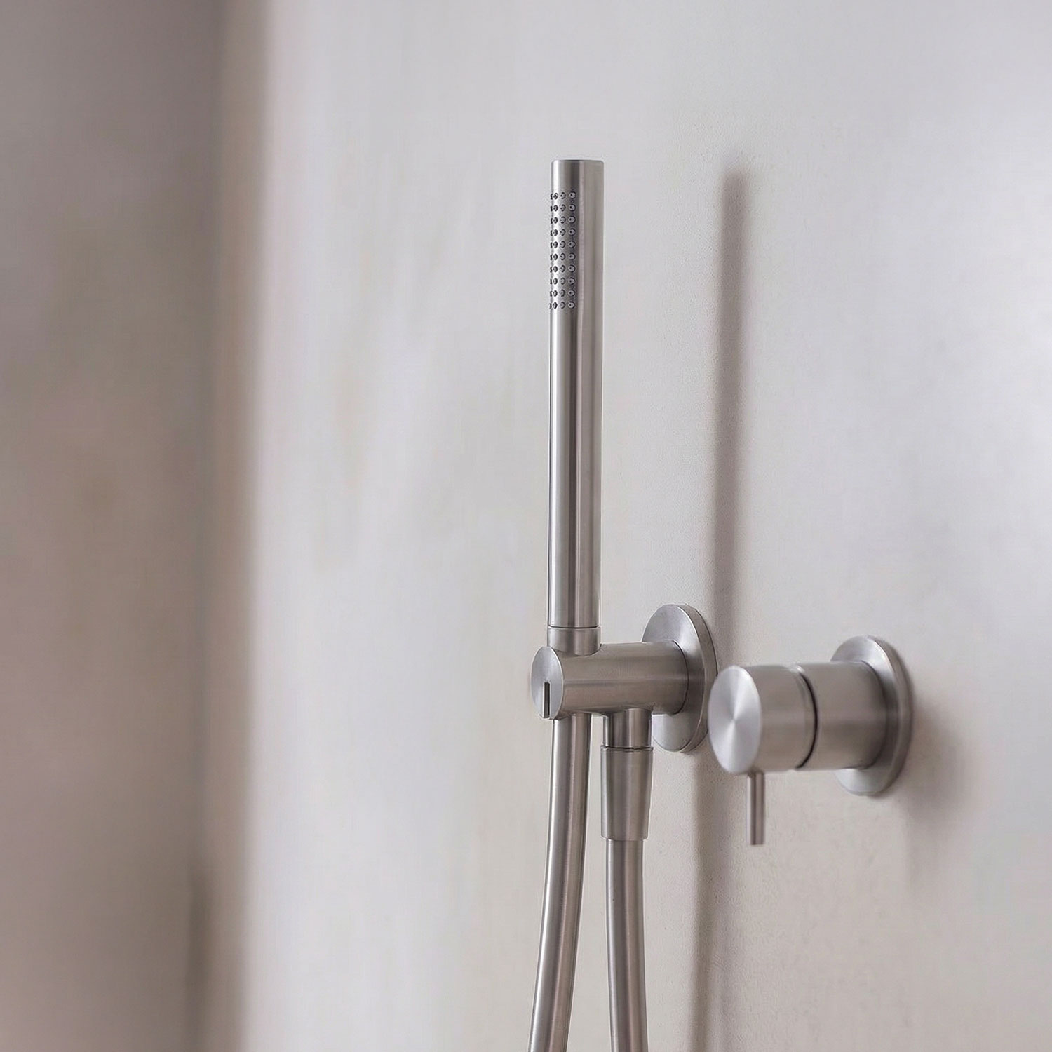 Rainfall vs Handheld Showers: Design Pros and Cons